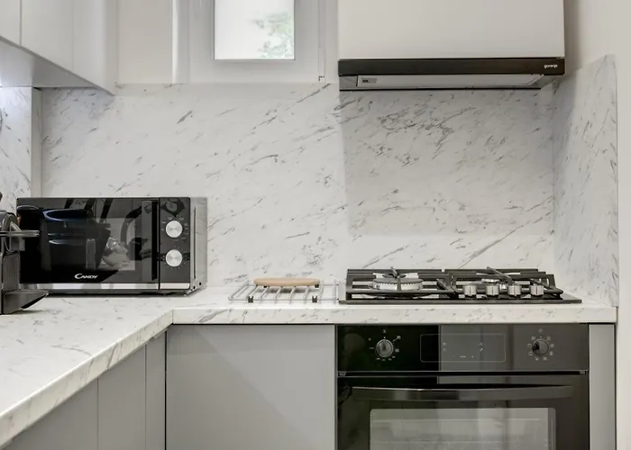 Elegant Old Town Escape Lägenhet