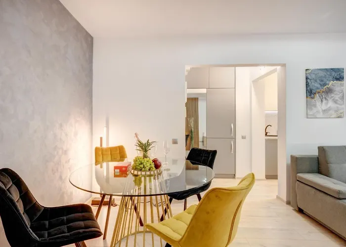 Elegant Old Town Escape Apartament